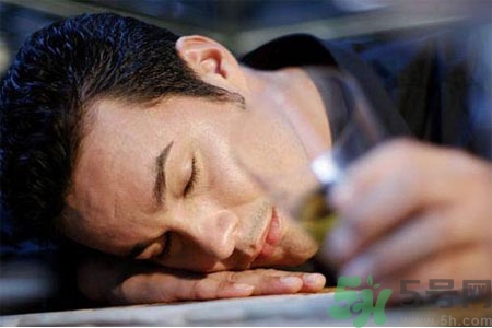 男人濕氣重的表現有哪些？男人去除濕氣的方法有哪些？