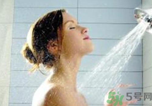 冷水洗澡好還是熱水洗澡好？冷水洗澡好不好？