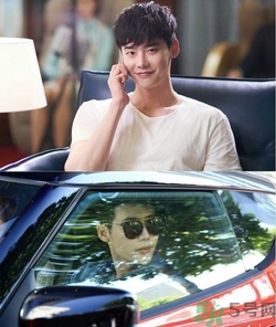 李鐘碩開的什么車？姜哲開的什么車？