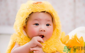 寶寶特別喜歡含著手指睡覺怎么辦？怎樣糾正寶寶含著手指睡覺的習慣？