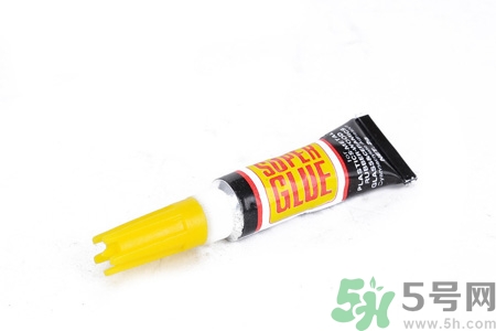 502膠水怎么洗?如何祛除衣服上的膠水? 502膠水怎么洗?如何祛除衣服上的膠水?