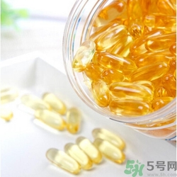 魚(yú)油含激素嗎?魚(yú)油吃多了會(huì)怎樣