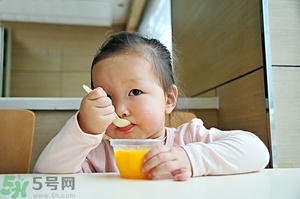 寶寶咳嗽能吃果凍嗎？寶寶多大可以吃果凍？