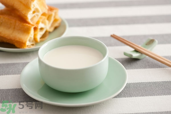 豆奶粉結(jié)塊還能喝嗎？豆奶粉分層還能喝嗎？