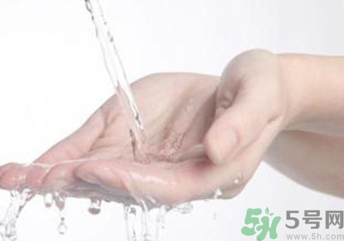 高錳酸鉀染手上了怎么辦？高錳酸鉀染手上了怎么洗掉？
