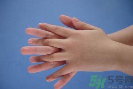 引起手足癬的主要原因？手足癬會引發(fā)什么疾?。?></p><p>手足癬大多是真菌中的癬菌所引起，主要有紅色毛癬菌、絮狀表皮癬菌、石膏樣毛癬菌、玫瑰色毛癬菌及白色念珠菌等。以上這些真菌，除了引起不同類型的足癬外，也可侵犯皮膚的其他部位。引起不同部位的癬病。足部感染了真菌，并不一定都會得足癬。而且，足癬并非純屬真菌病。近年來，美國的皮膚病專家把足癬分為單純性足癬和復雜性足癬。</p><p style=