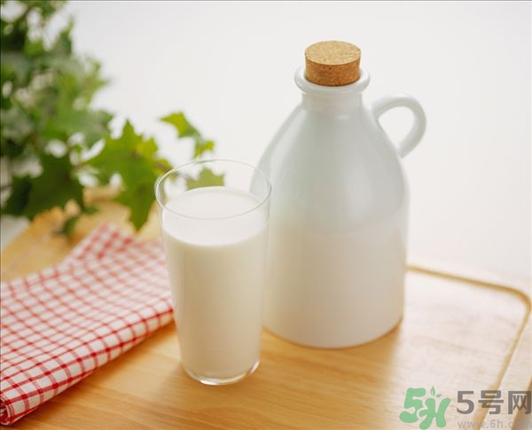 健身喝什么牛奶？健身喝全脂牛奶還是脫脂牛奶？