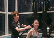 女生去健身房怎么穿衣服？女生去健身房穿什么鞋？