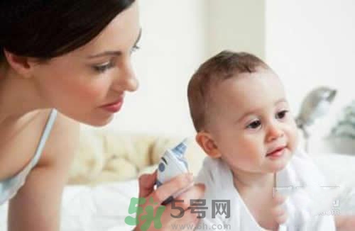 寶寶發燒多久量一次體溫？寶寶發燒怎么量體溫？