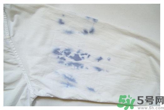 衣服長黑點怎么洗掉？衣服上長霉點怎么去除？