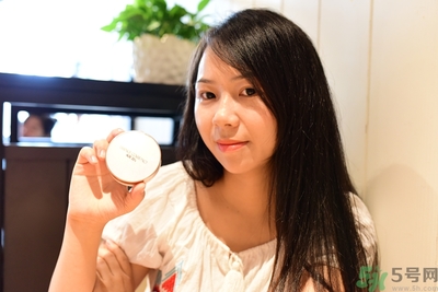 age20s粉底霜粉色和白色有什么區別？