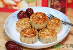 月餅吃多了會(huì)怎么樣？哪些人不宜吃月餅？