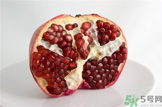 吃石榴手指發黃怎么辦？吃石榴手指變黑怎么辦？