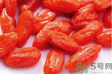 枸杞子泡水喝的功效有哪些？枸杞子泡水喝的害處有什么？