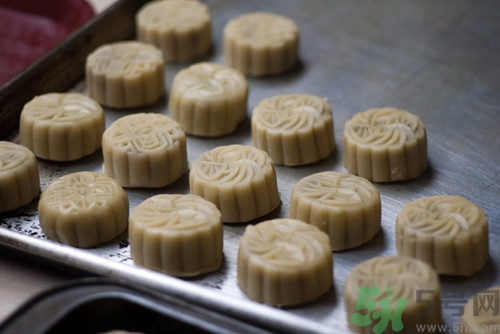 廣式月餅烤多長時(shí)間?烤廣式月餅的溫度是多少