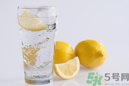 檸檬水能隔夜喝嗎？隔夜的檸檬水還能喝嗎？