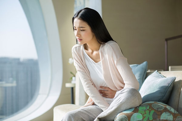 潰瘍性結(jié)腸炎肚子疼怎么辦？潰瘍性結(jié)腸炎是怎么引起的？