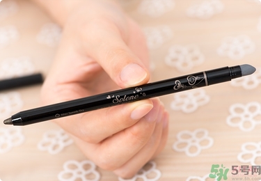 solone眼線筆怎么削？怎么推出來？