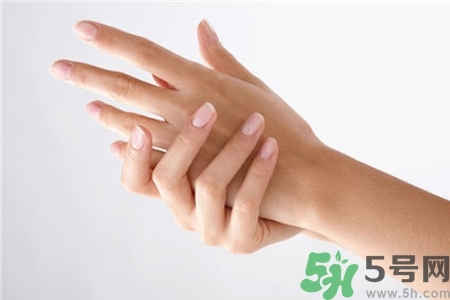 手干裂口子怎么回事？手干裂口子怎么辦？