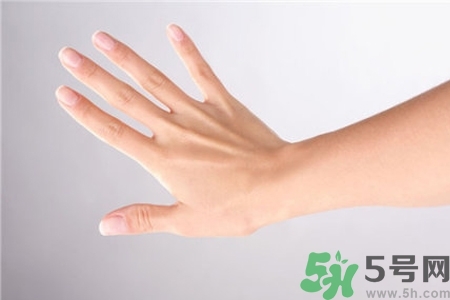 手干裂口子怎么回事？手干裂口子怎么辦？