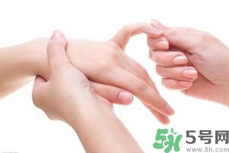 手干裂口子怎么回事？手干裂口子怎么辦？