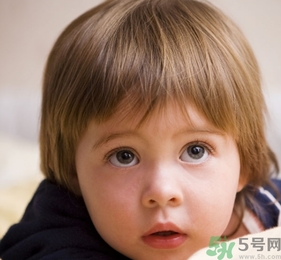 小孩皮膚黃是什么原因？小孩皮膚黃怎么辦？