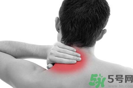 落枕能冰敷嗎？落枕應該冷敷還是熱敷？