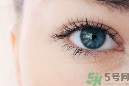 眼睛干澀是什么原因？眼睛干澀用什么眼藥水？