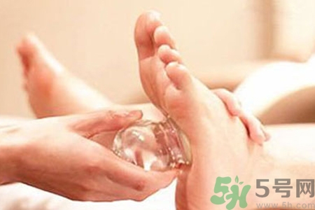 腳底可以拔罐嗎？腳底拔火罐有什么好處？