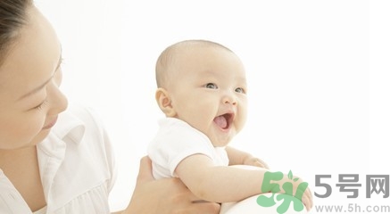 給寶寶斷奶寶寶哭的厲害怎么辦？給寶寶斷奶的正確方法