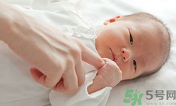 新生兒濕疹可以用爐甘石洗劑嗎？新生兒濕疹的護理措施