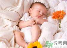 新生兒冬天蓋什么被子？新生兒蓋被子蓋到什么位置？