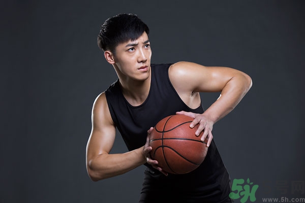 打籃球崴腳了怎么快速恢復(fù)？打籃球腳崴了腫了怎么辦？