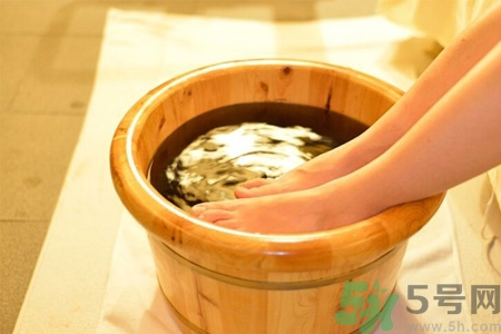 秋天泡腳加什么好？秋季泡腳有什么好處？