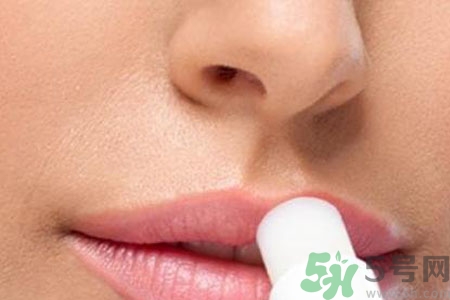 嘴巴起皮很干怎么辦？嘴巴起皮很干怎么回事？
