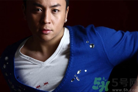 男性耳飾怎么挑選？男生耳釘左右耳的含義是什么？