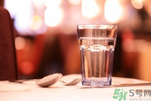 產婦多喝水奶水會多嗎？產婦多喝水奶水會稀嗎？
