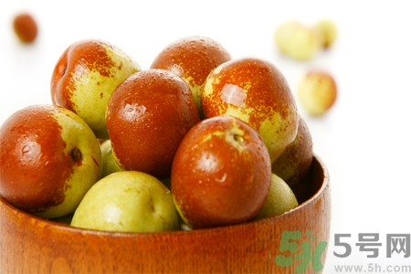 冬棗為什么用開(kāi)水泡過(guò)會(huì)變紅？燙過(guò)的冬棗還能吃嗎？