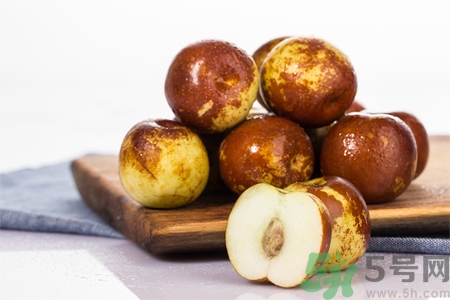 冬棗為什么用開(kāi)水泡過(guò)會(huì)變紅？燙過(guò)的冬棗還能吃嗎？