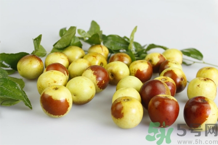 冬棗為什么用開(kāi)水泡過(guò)會(huì)變紅？燙過(guò)的冬棗還能吃嗎？