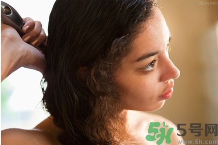 睡前能梳頭嗎？睡覺前梳頭會影響睡眠嗎？