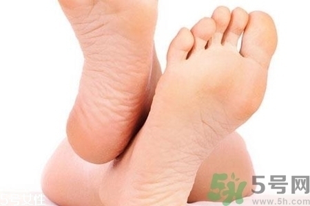 腳后跟腫是什么原因引起的？腳后跟腫怎么辦？