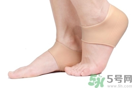 腳后跟腫是什么原因引起的？腳后跟腫怎么辦？