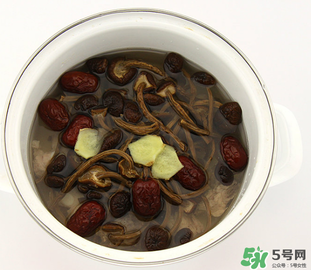 燉排骨什么時候放鹽最好？燉排骨放什么調料？