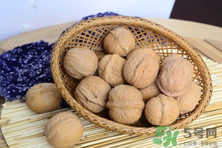 晚上吃核桃會(huì)胖嗎？核桃吃多了會(huì)變胖嗎？