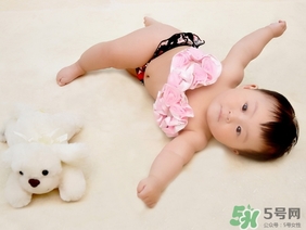 冬天出生的寶寶穿什么衣服？冬天出生的寶寶要準備什么衣服？
