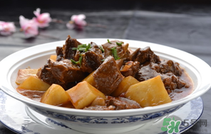 煮牛肉什么時(shí)候放鹽？燉牛肉什么時(shí)候放鹽好？
