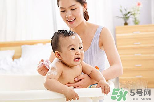 寶寶冬天多久洗一次澡？寶寶冬天洗澡水溫多少度合適？