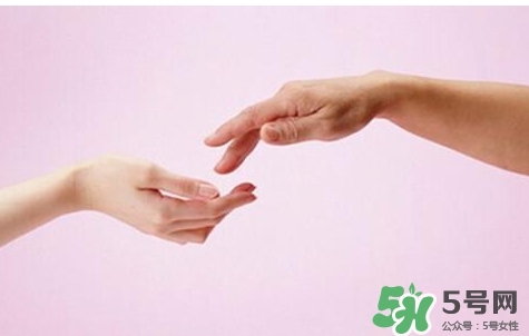 睡覺睡到半夜手麻是怎么回事？睡覺睡到半夜手麻怎么辦？