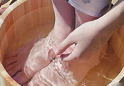 熱水泡腳可以補血嗎？熱水怎么泡腳可以補血？